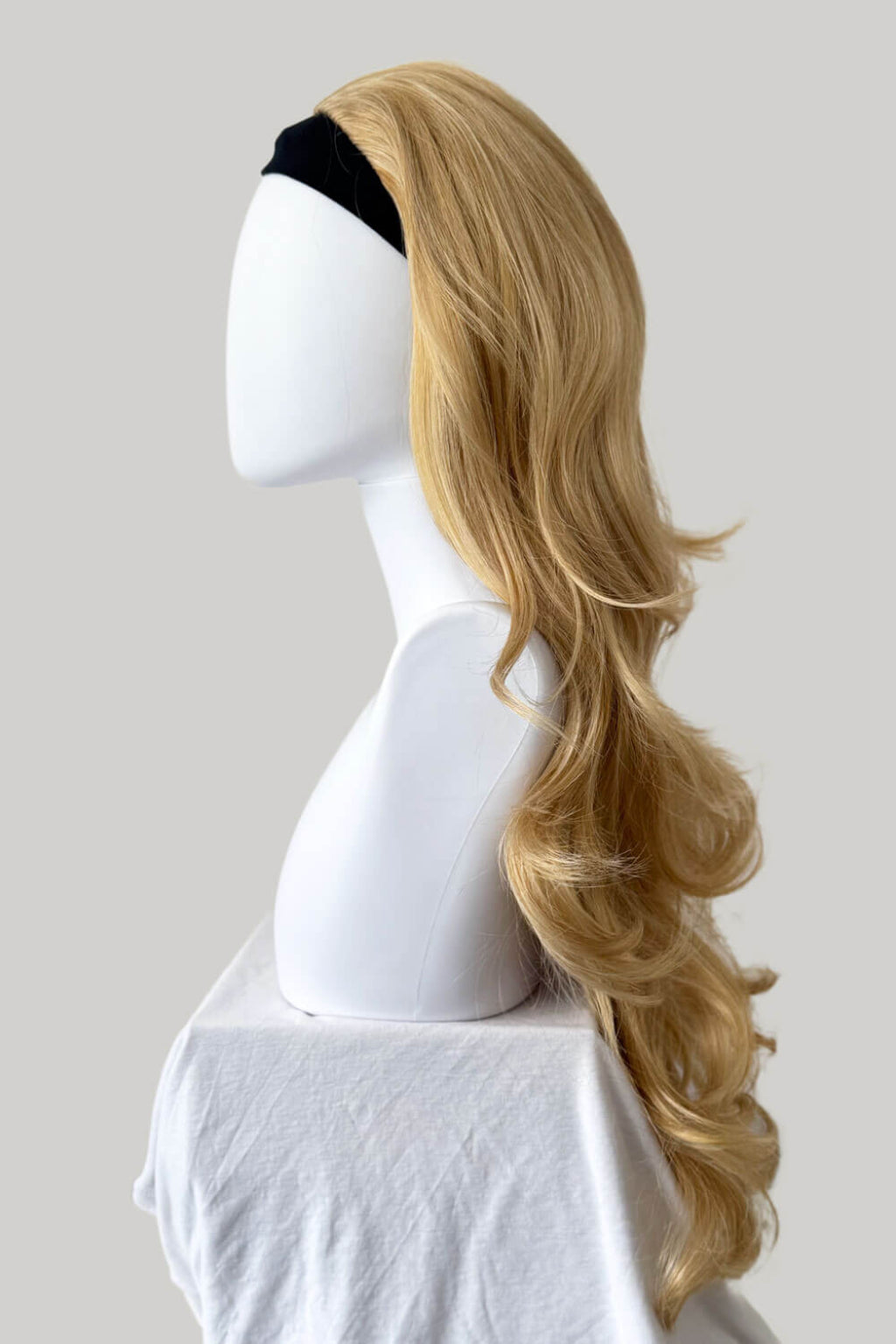 Blonde half wig hairpiece (3/4 wig), loose curls: Suki warm golden blonde 24BH613 from the side