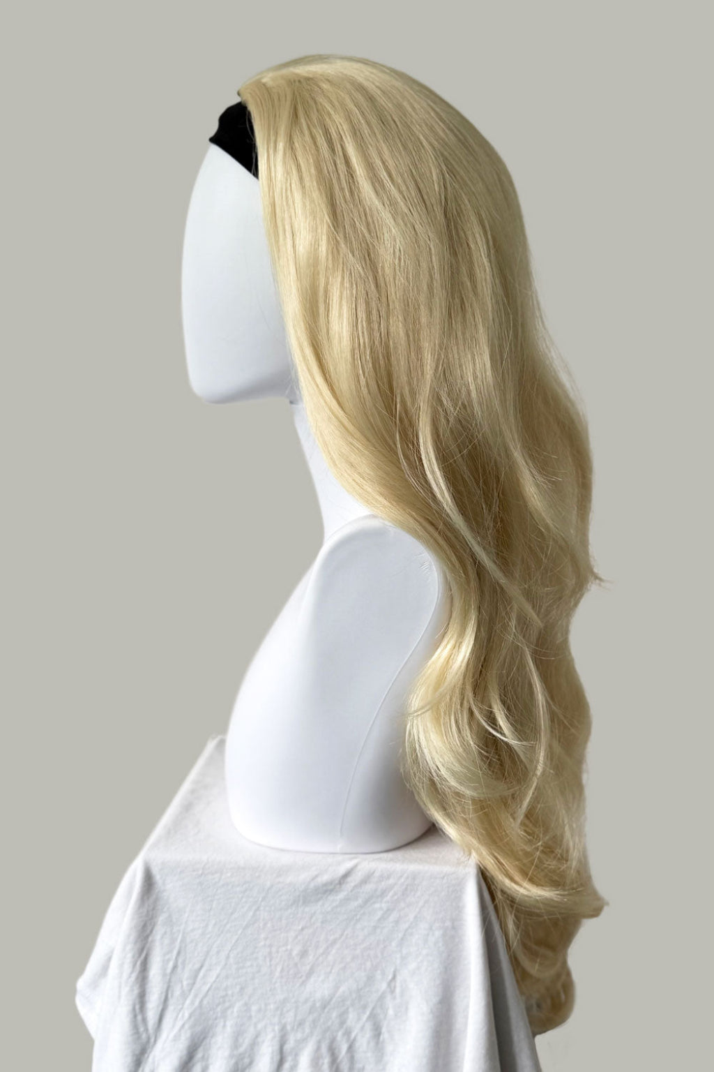 Blonde half wig hairpiece (3/4 wig), loose curls: Suki creamy blonde 613