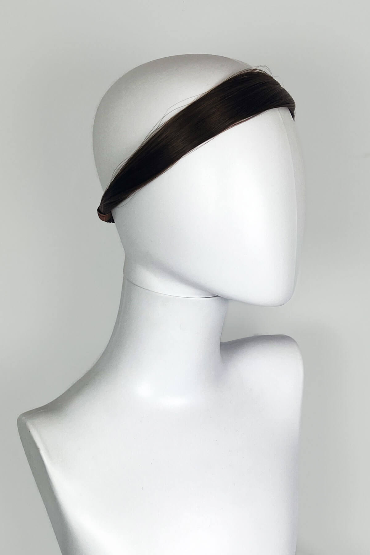 Brown headband on a mannequin head against a white background. Loose hair hairband: Mabel chestnut brown 8