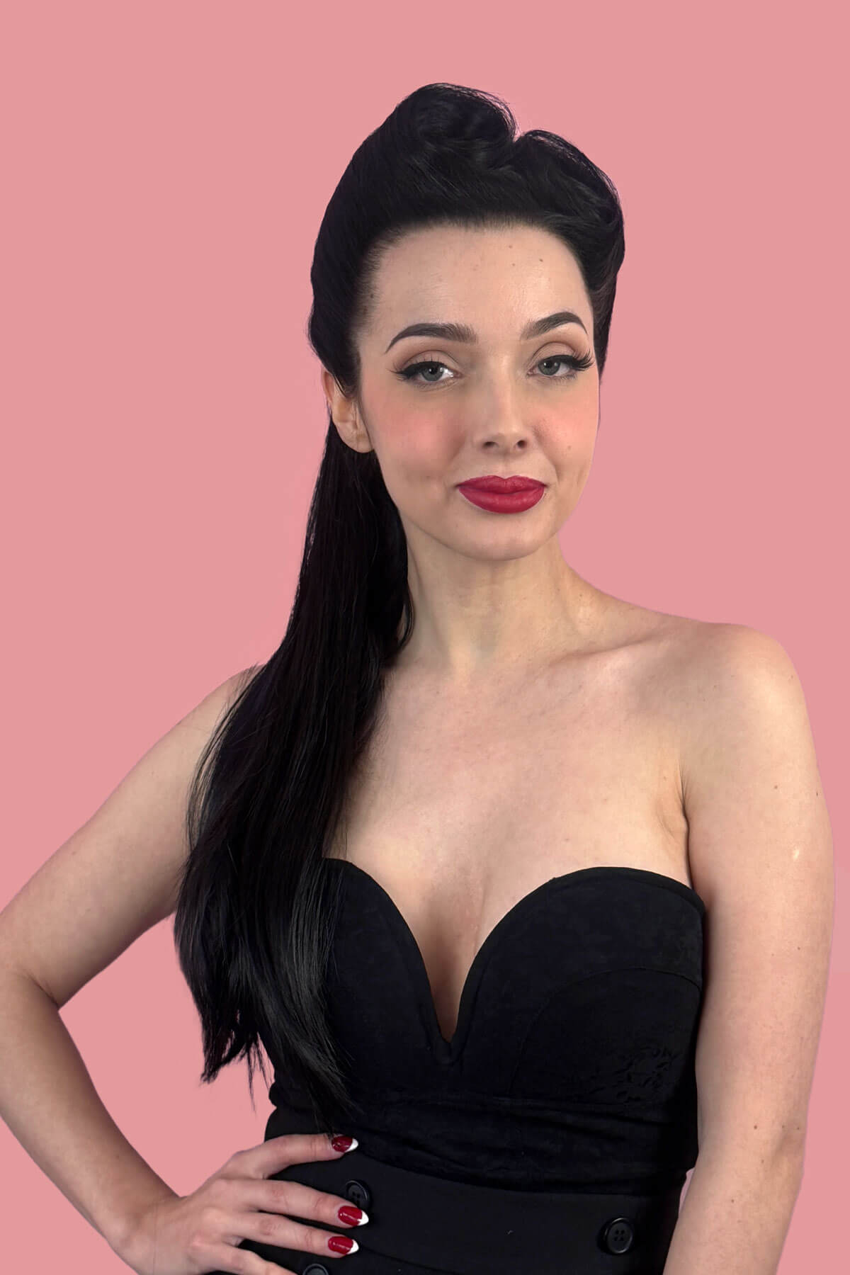 Woman with long black hair in a straight ponytail. Straight ponytail hairpiece, long extension: Tara black 1B