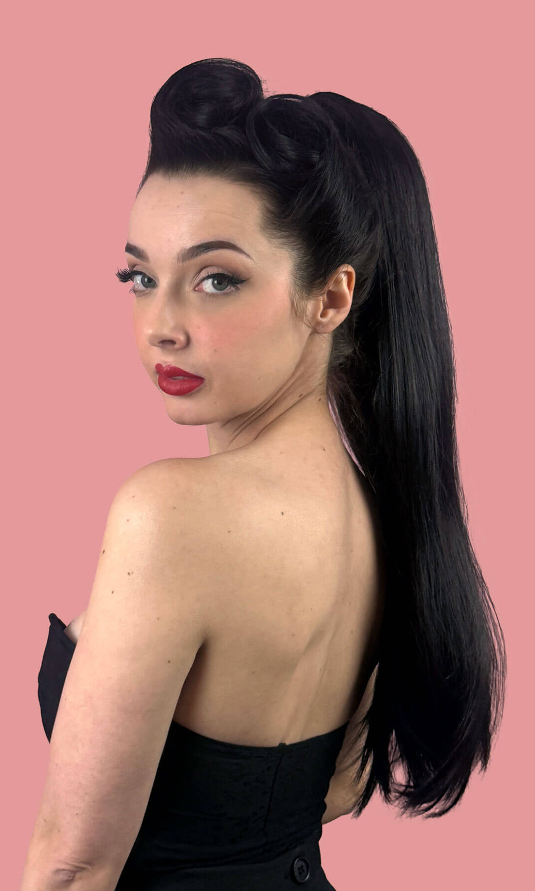 Woman with long black hair in a straight ponytail. Straight ponytail hairpiece, long extension: Tara black 1B