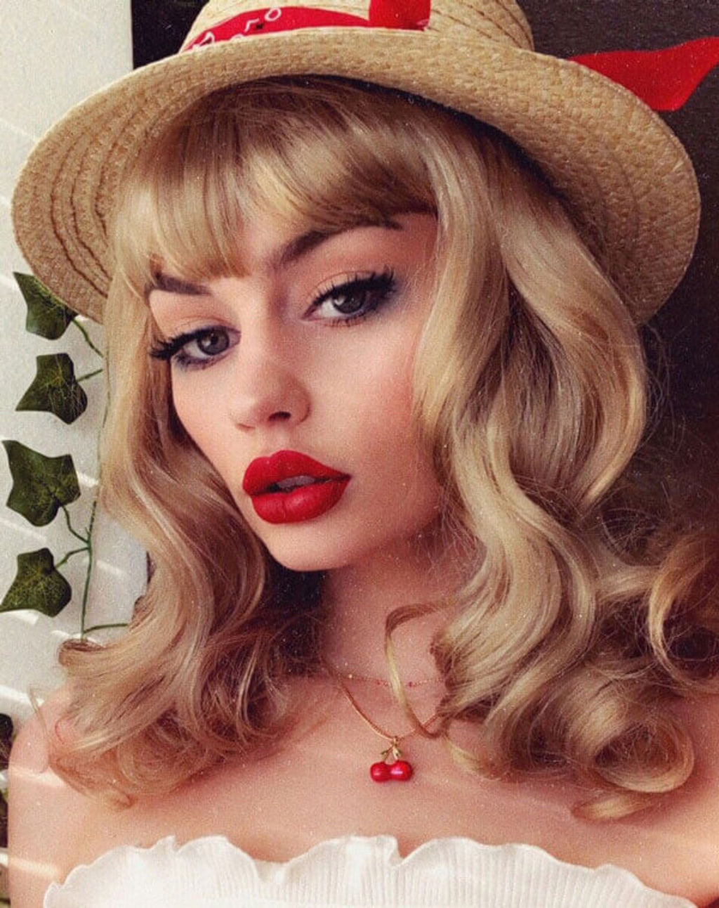 Blonde pinup wig, curled with short fringe, 1950s style: Cora blonde 24H613