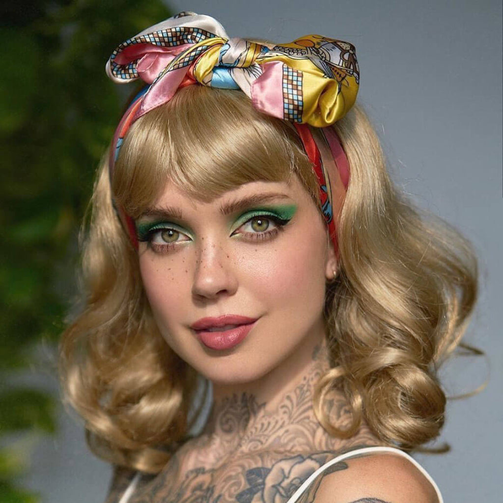Blonde pinup wig, curled with short fringe, 1950s style: Cora blonde 24H613