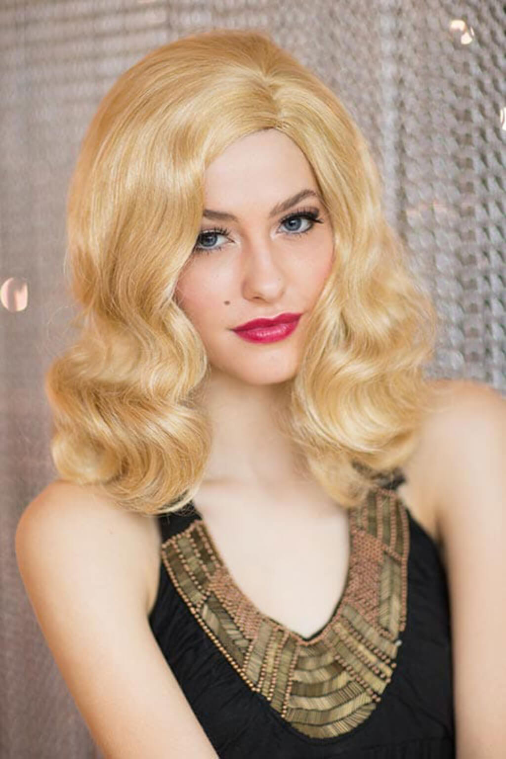 Woman with a blonde wig. 40s blonde pinup style wig with marcel waves: Lauren
