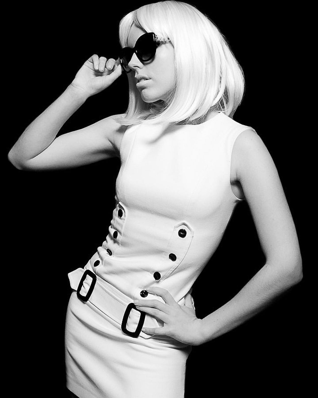 Platinum blonde bob wig, shoulder length: Neve