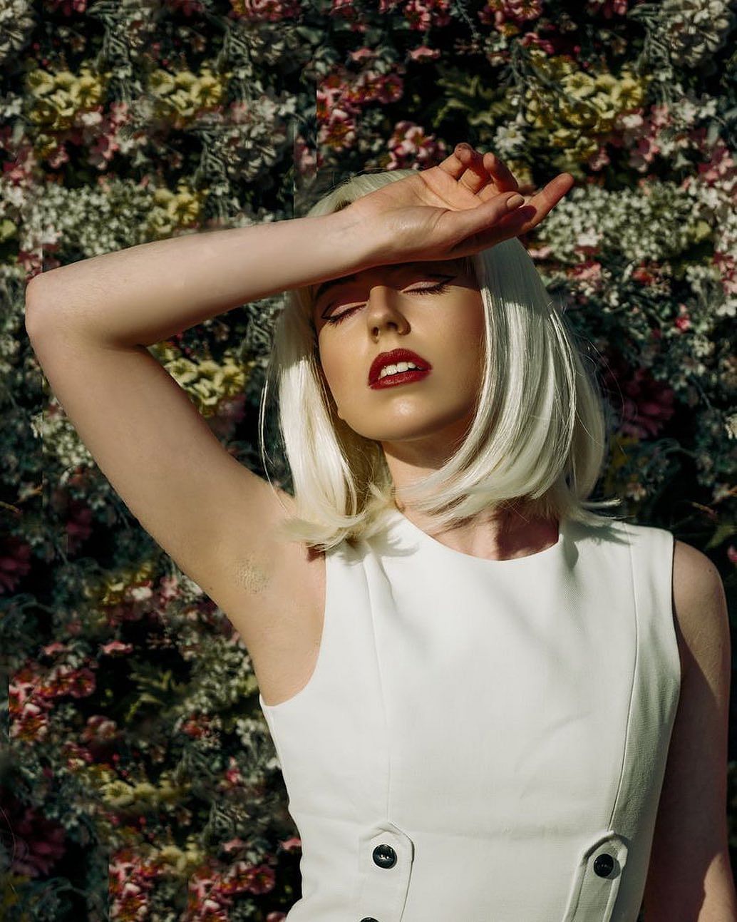 Platinum blonde bob wig, shoulder length: Neve