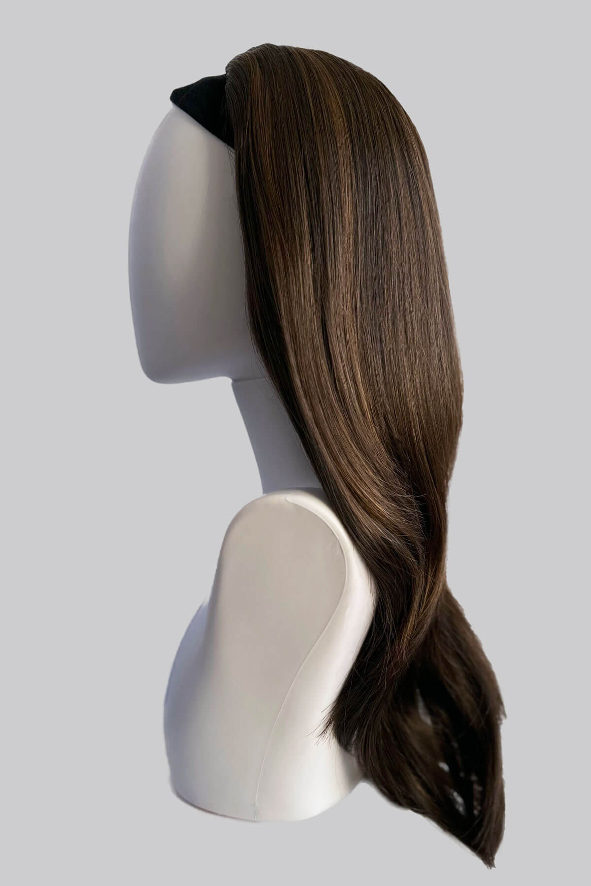 Brown wig on a white mannequin head against a plain background. Brown half wig hairpiece, layered and straight: Summer brown with blonde highlights 8H27