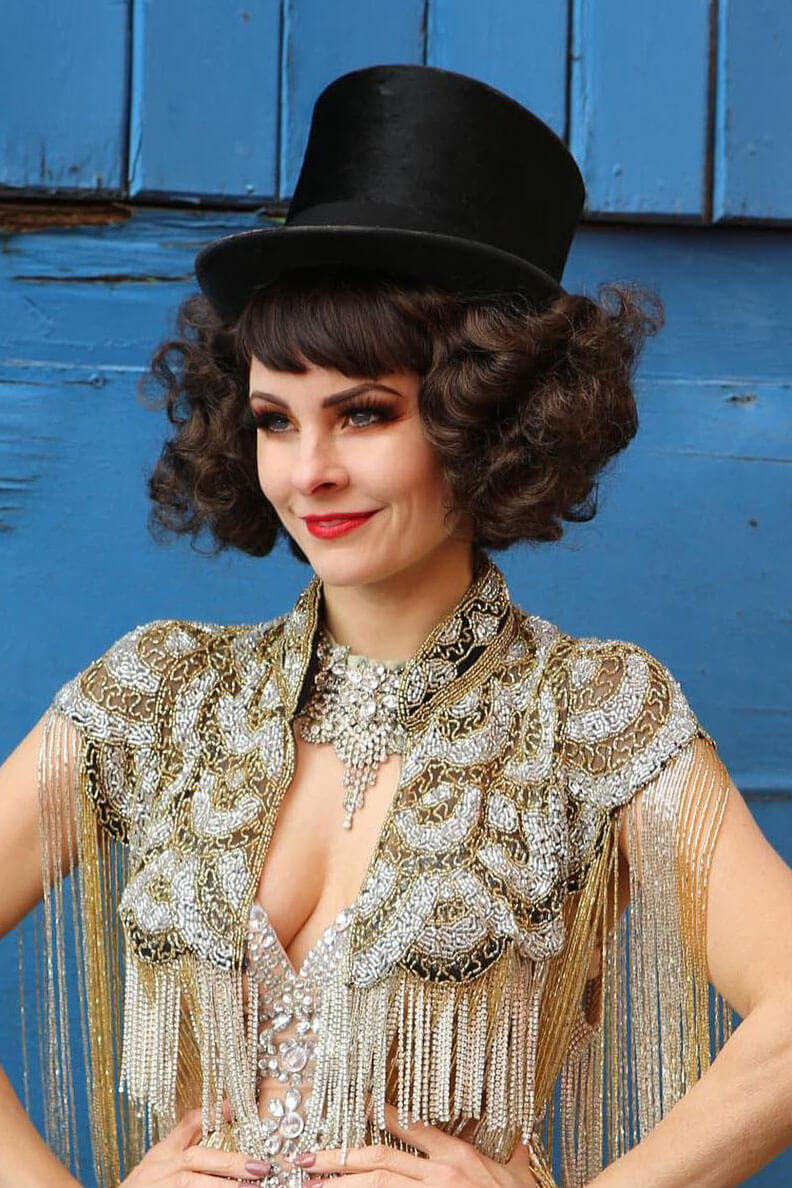 A short brown vintage style wig with waves: Rita chestnut brown 8