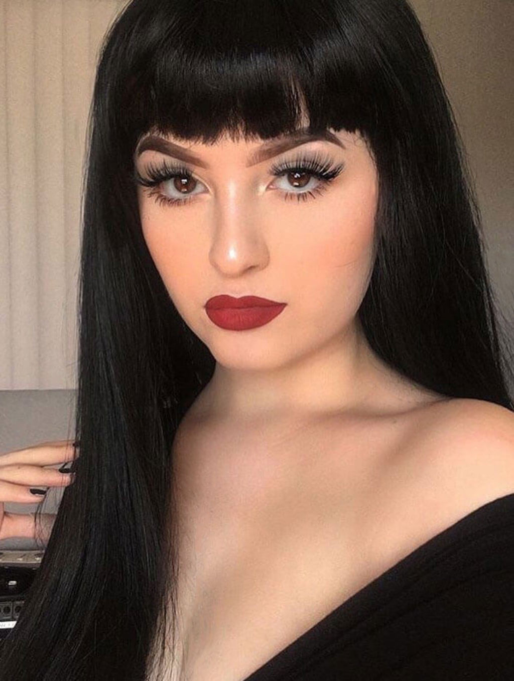 Long straight black wig with straight fringe: Carmen